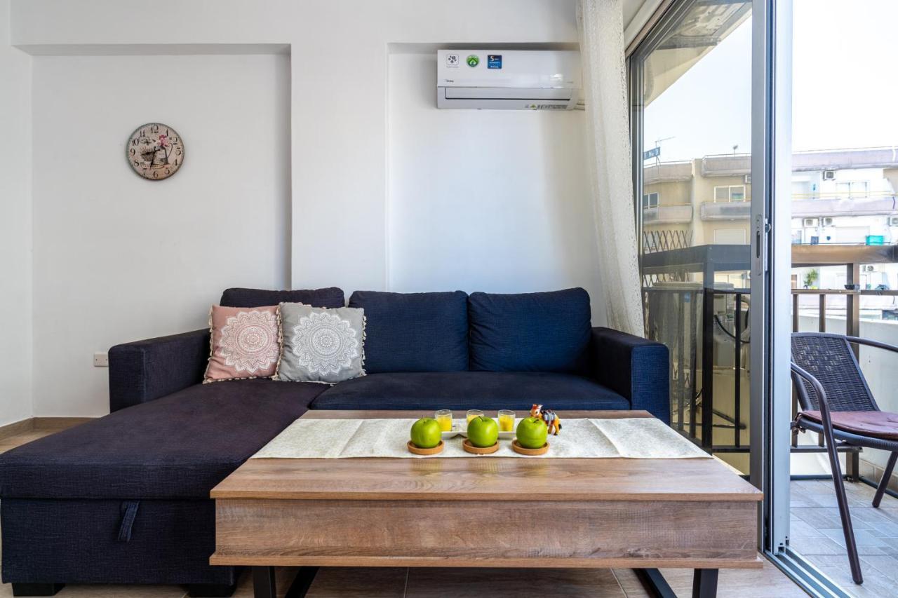 Berries 1-Br Apt In Larnaca Buitenkant foto