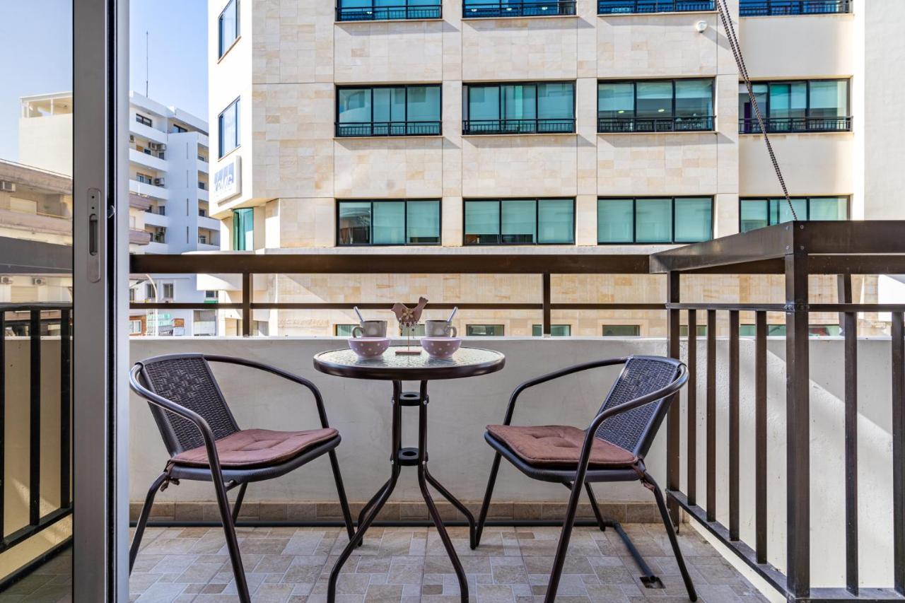 Berries 1-Br Apt In Larnaca Buitenkant foto